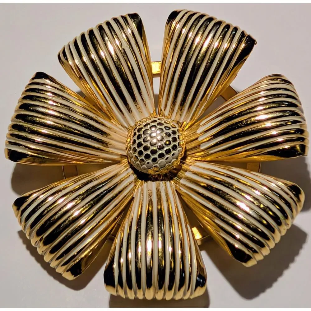Vtg Daisy Gold Tone Brooch 2